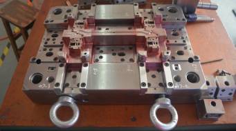 在產(chǎn)品定制開模之初選擇模具制造商時需要注意哪些問題？