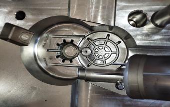 塑膠套啤模具開(kāi)裂原因和對(duì)策？